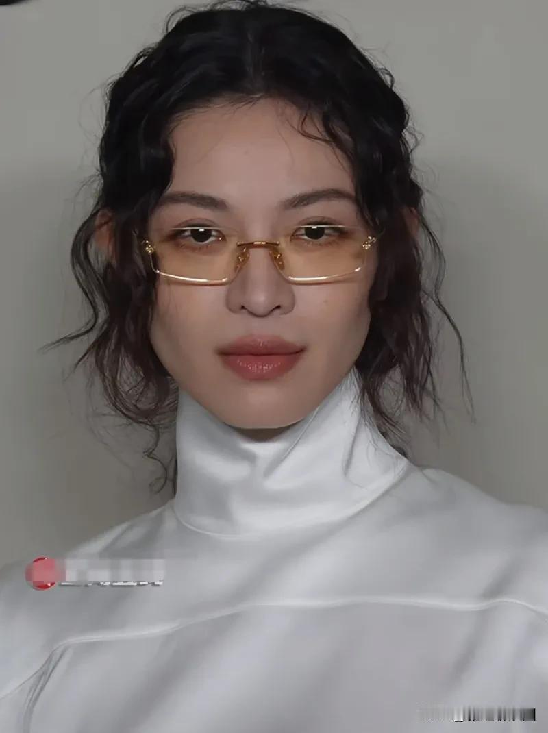 钟楚曦应该是女生男相的典型代表，美则美，但是总是流露出一股男生之气特征。近日戴眼