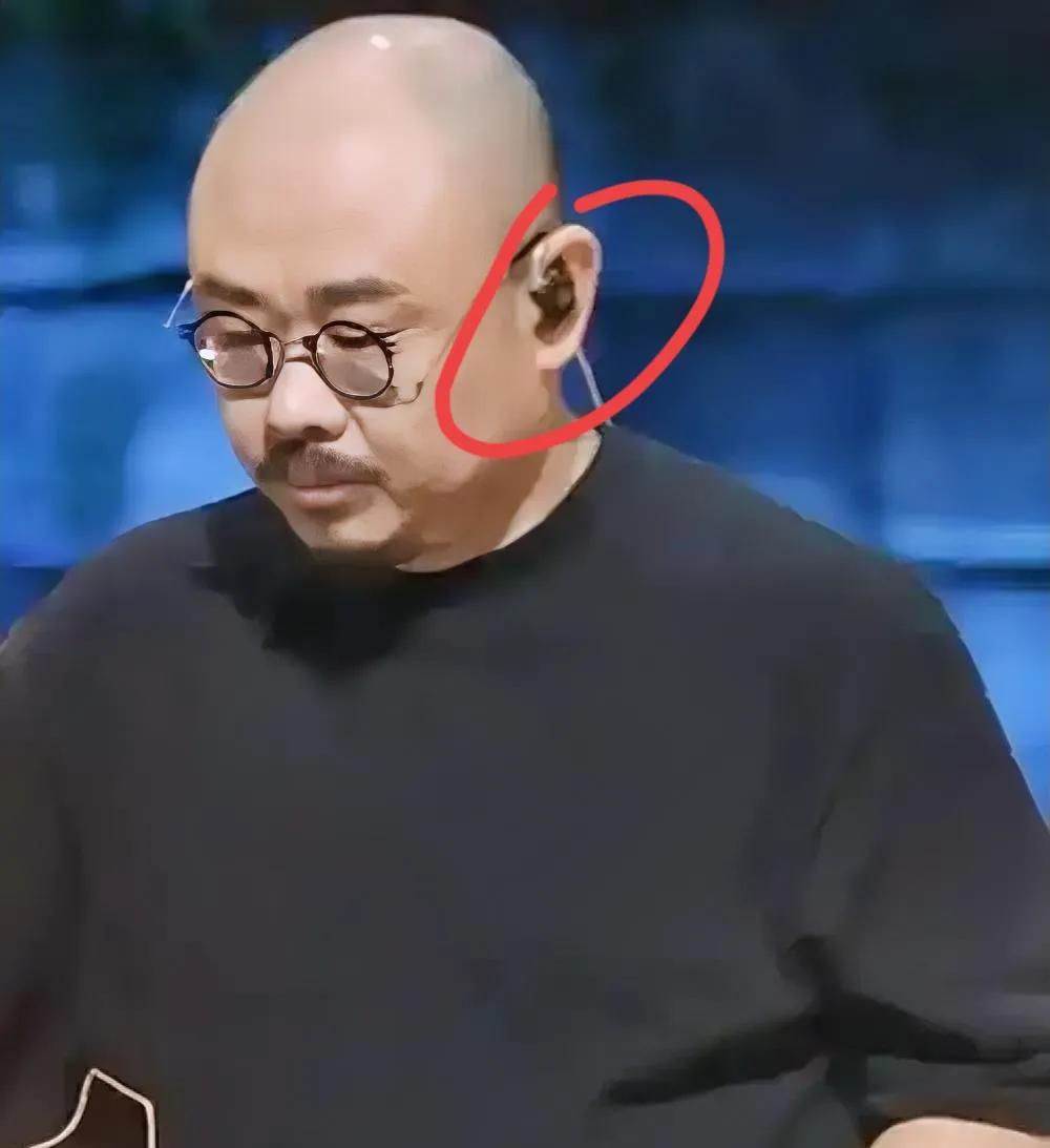 你们知道吗刀郎也是个狠人。2025年海口演唱会两万四千张票刚开卖就没了，七成