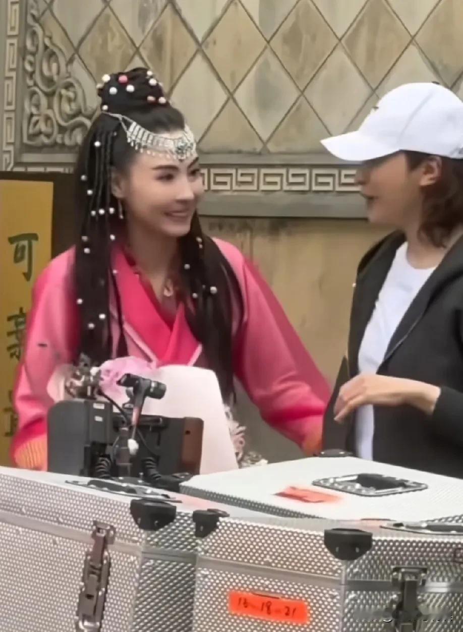 黎姿去《一路繁花2》拍摄现场探班张柏芝，两大女神同框好养眼呀！两人的感情看起
