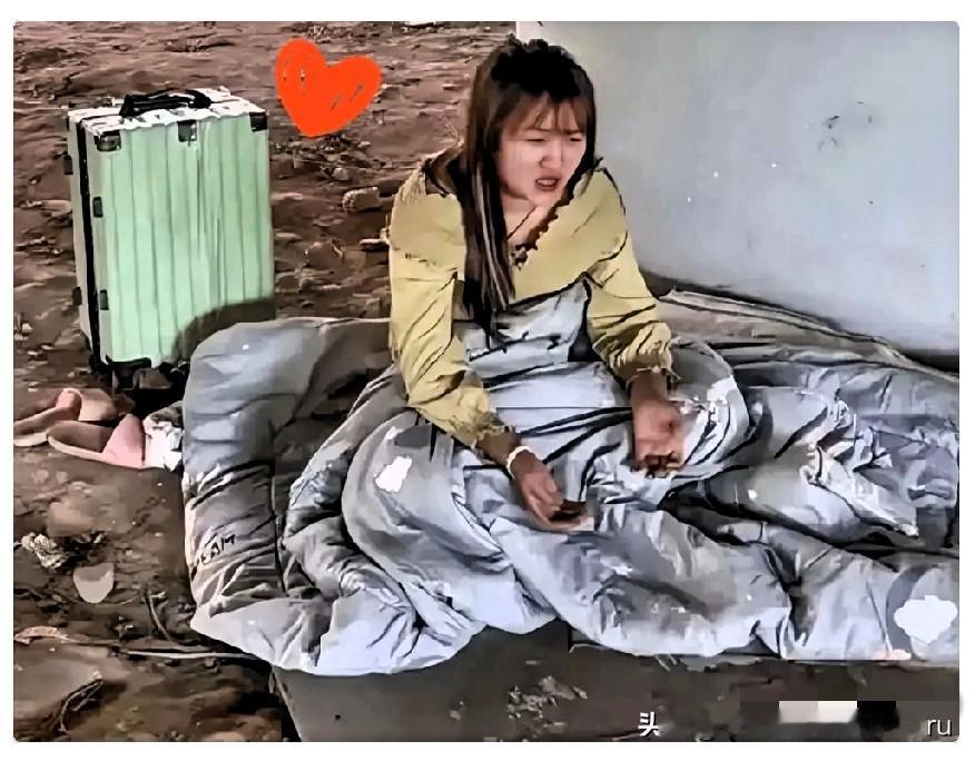 女子蜗居桥洞，每天都有不同陌生男人轮流来伺候她，给她送吃的喝的，对她关怀备至，嘘
