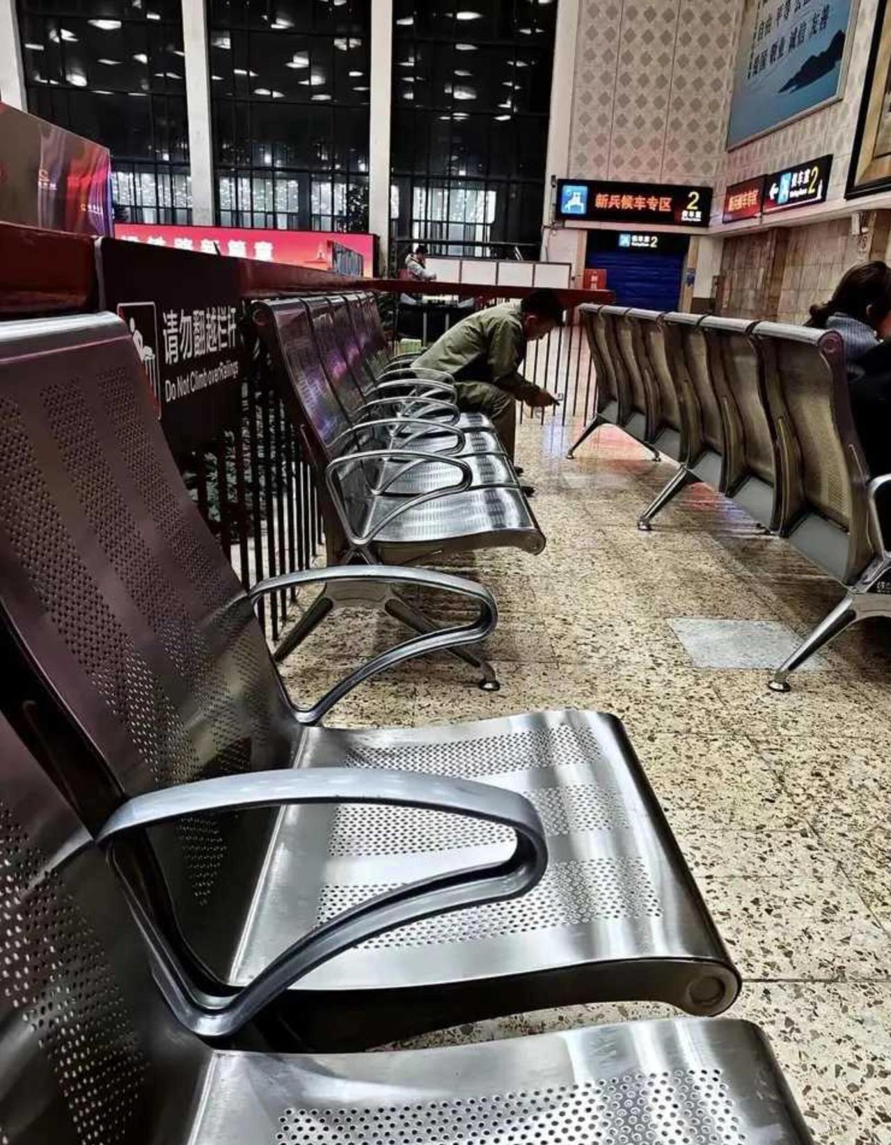 最近有个河北网友的吐槽，把长沙火车站的椅子给带火了。他说那椅子看着还行，一坐上去