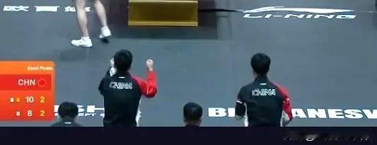 梁靖崑比赛时,王皓比谁都紧张。他一直在托着下巴,抖腿,还越抖越快。梁靖崑作为