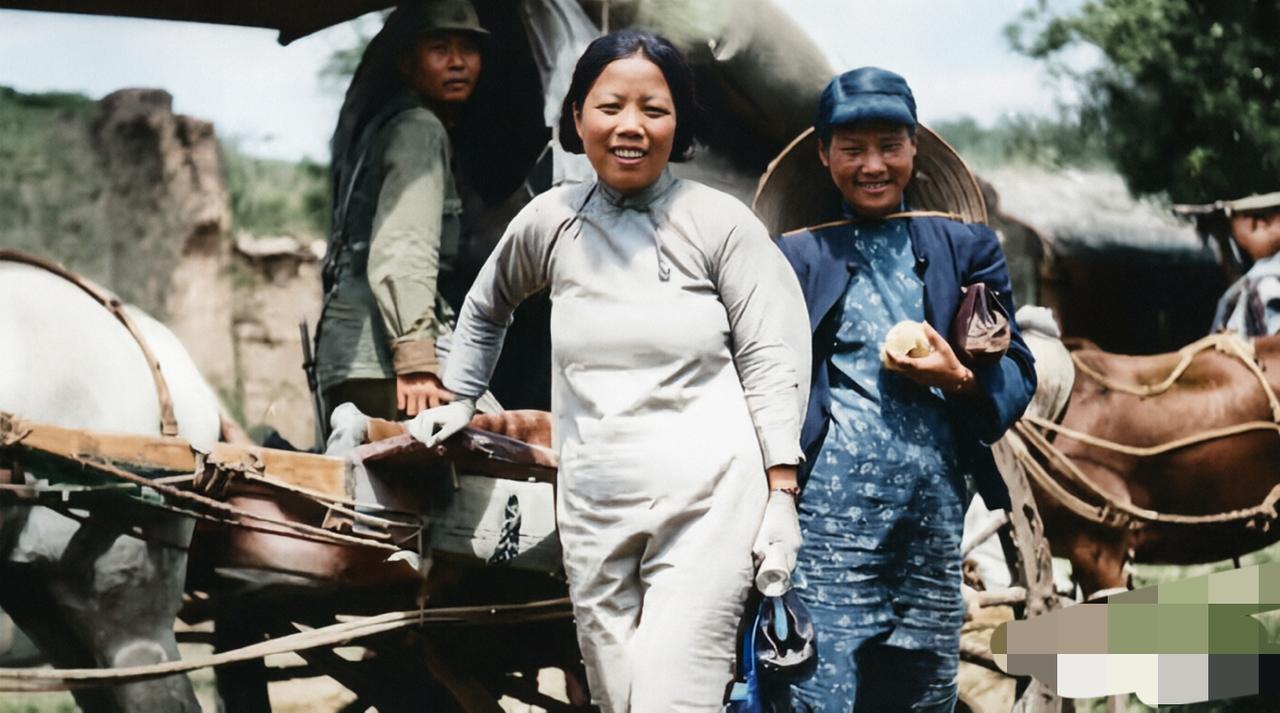 1939年，邓颖超从重庆返回延安途中，在马车上拍摄的珍贵留影。