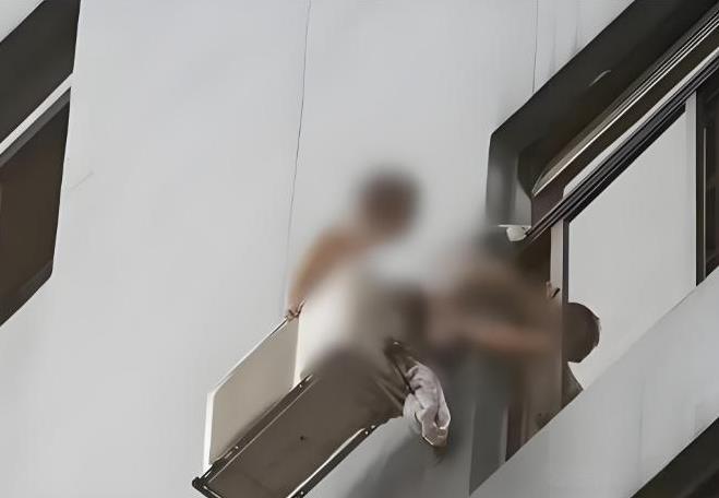 “冤不冤？”一男子晚上去找舅妈，不料，却意外撞见舅妈出轨，由于男子身体强壮，就将