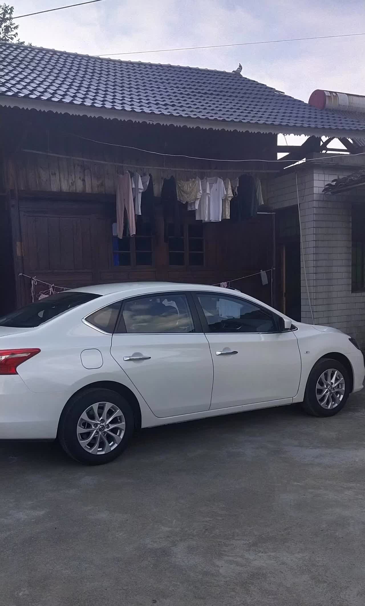 这是我的轩逸刚提回来几天没贴膜的样子后面去贴了全车隔热隐私膜
