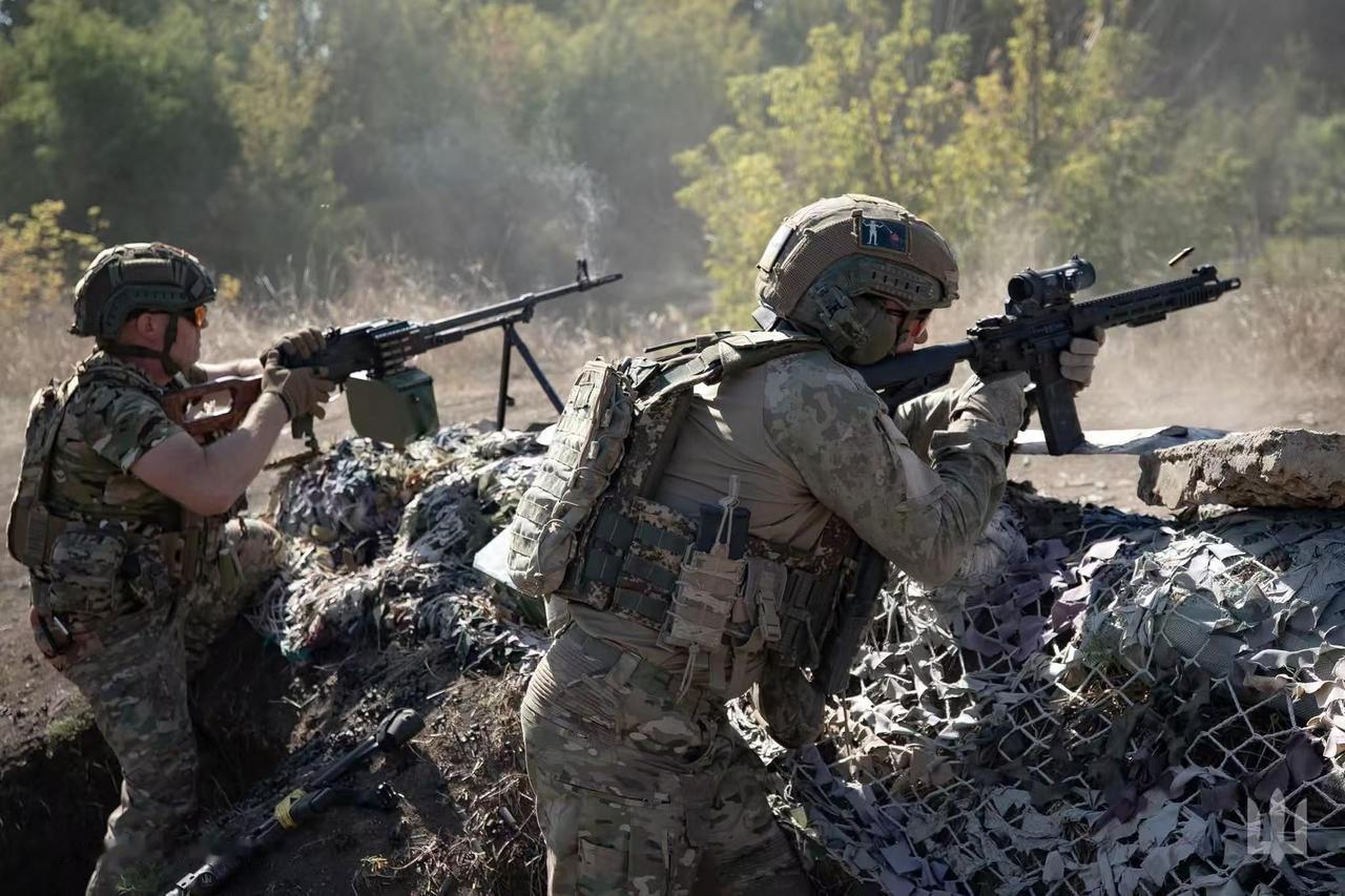 俄军发现，乌军机枪手被铁链锁在机枪阵地上，只能打到死为止。俄军发现，乌军这挺机枪