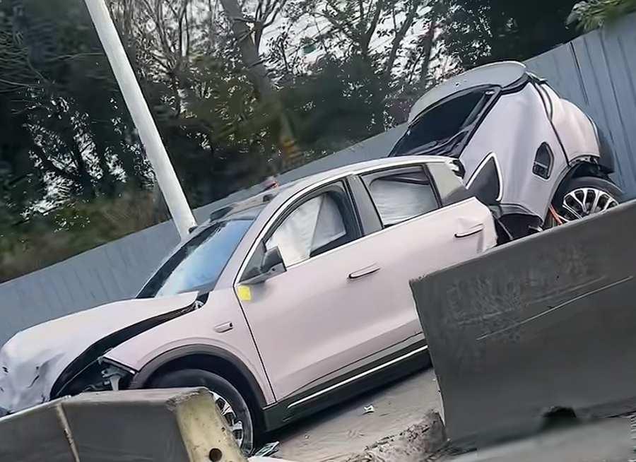 车身断成两截，女司机没受伤，新能源车真有“数字盲区”？昨天下午一点多，在上