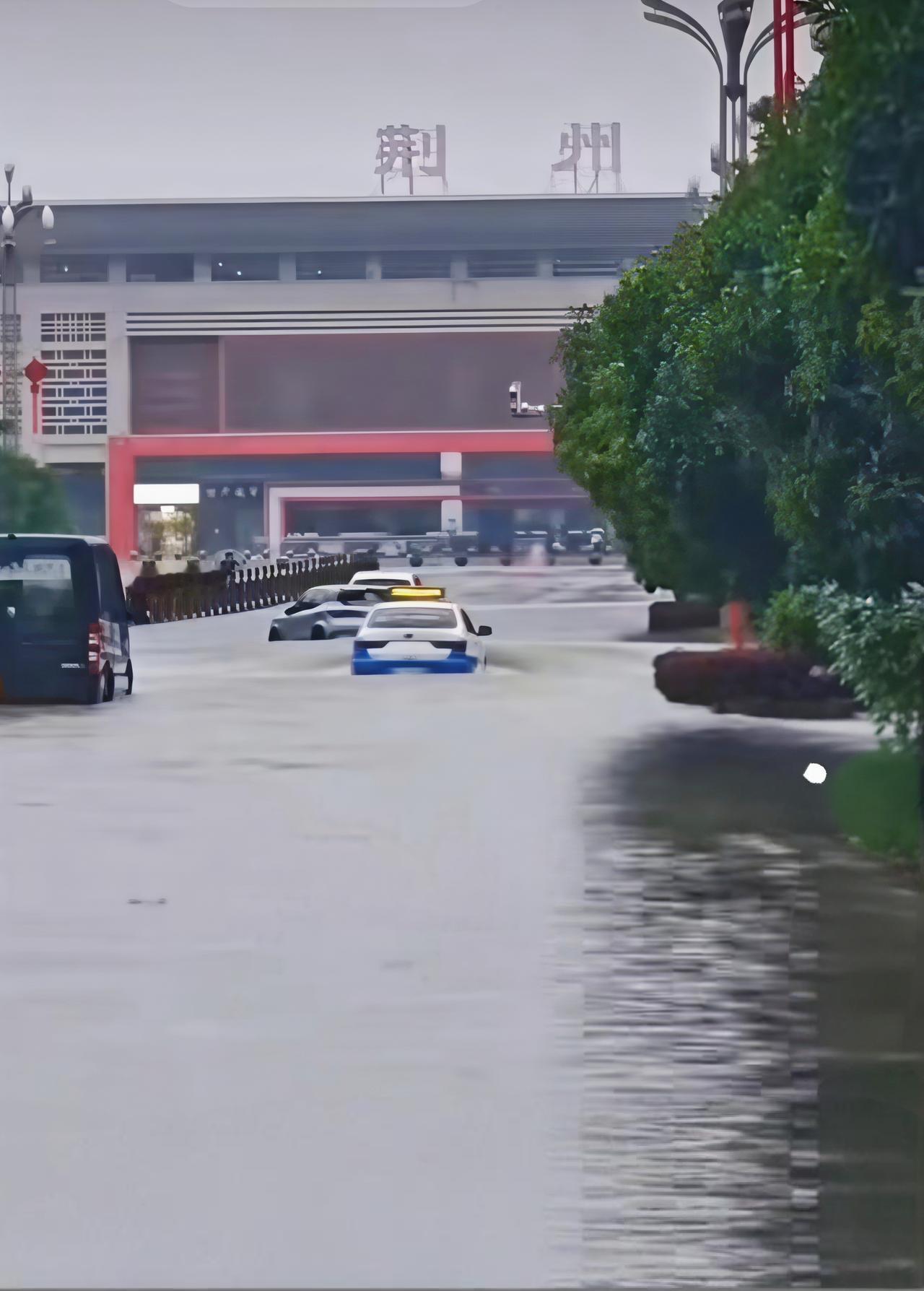 荆州告急！这场“坨子雨”不仅危害宜昌，荆州更严重，宜昌救援队已赴荆州帮助排涝抢险