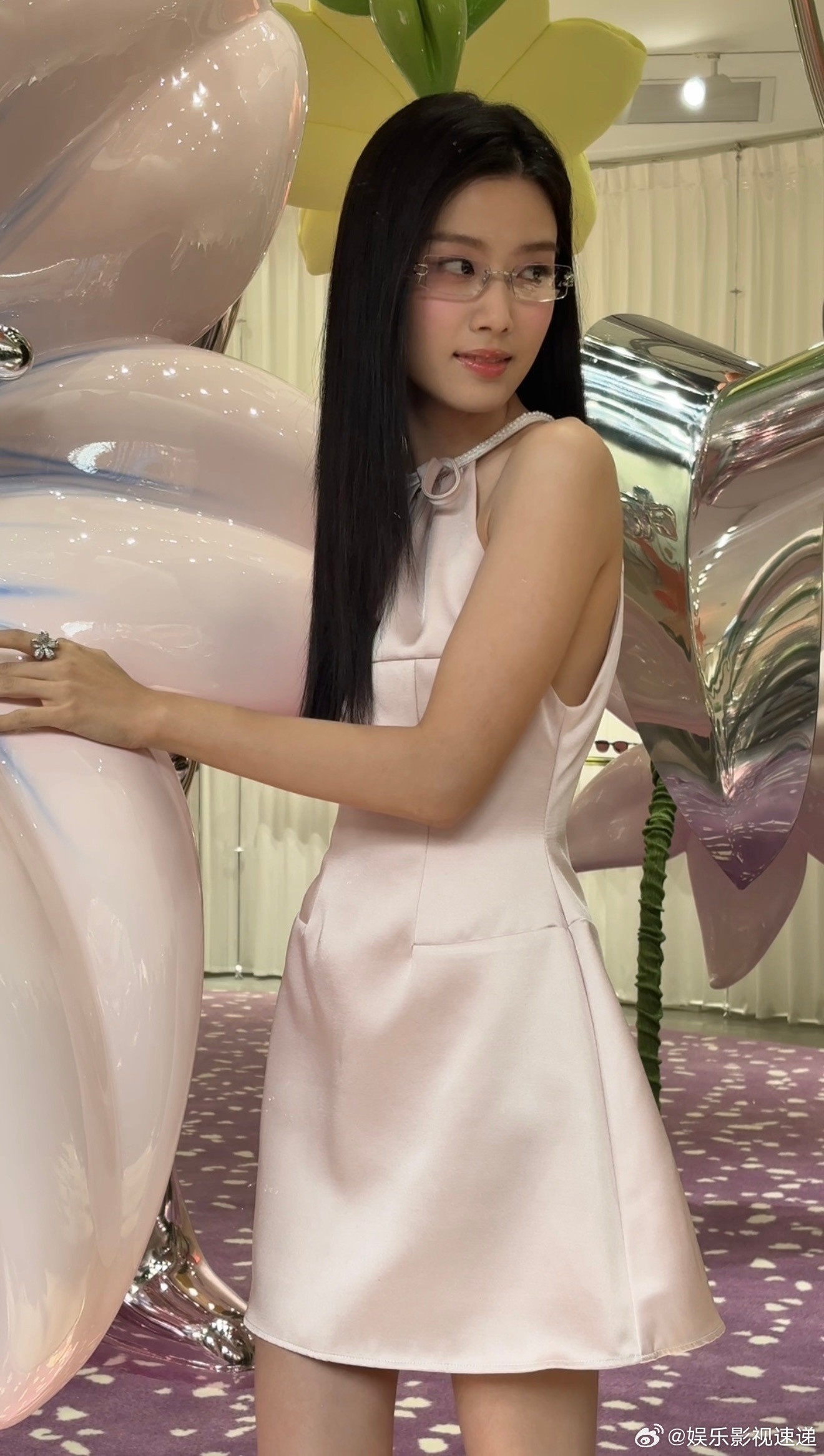 谁收到卢昱晓送的花了粉色连衣裙显得她格外温柔，无框眼镜又增添了几分书卷气。亲自