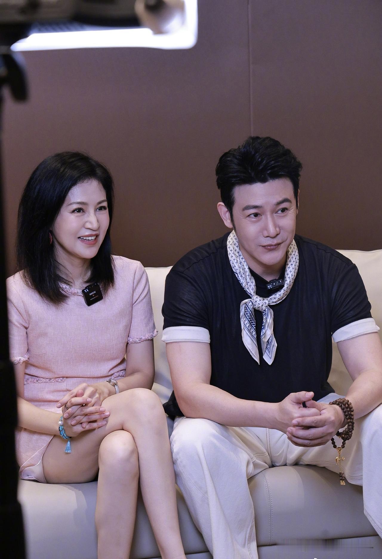 这对中年明星夫妻是最不会离婚的一对，50岁了结婚这么多年一直那么的恩爱，看鲍蕾脸