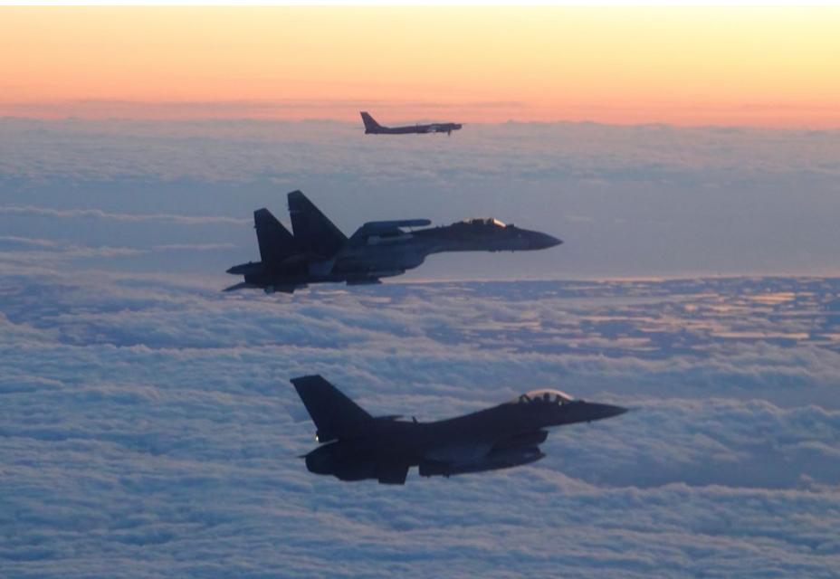 警报拉响！特朗普住所上空遭闯入，美军F-16紧急拦截12月21日，北美防空