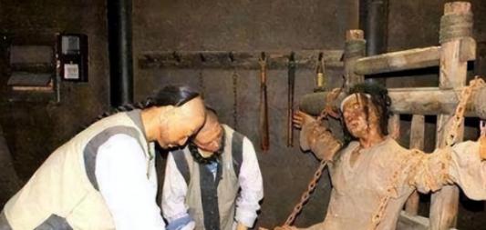 1635年，皇太极下令扒光亲姐姐莽古济的衣服，对她处以凌迟极刑，每剐一刀，每削下