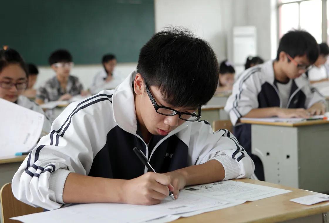 一个孩子聪明有后劲，可能在初中阶段不是成绩最突出的，但不会考不上重点高中，更不会