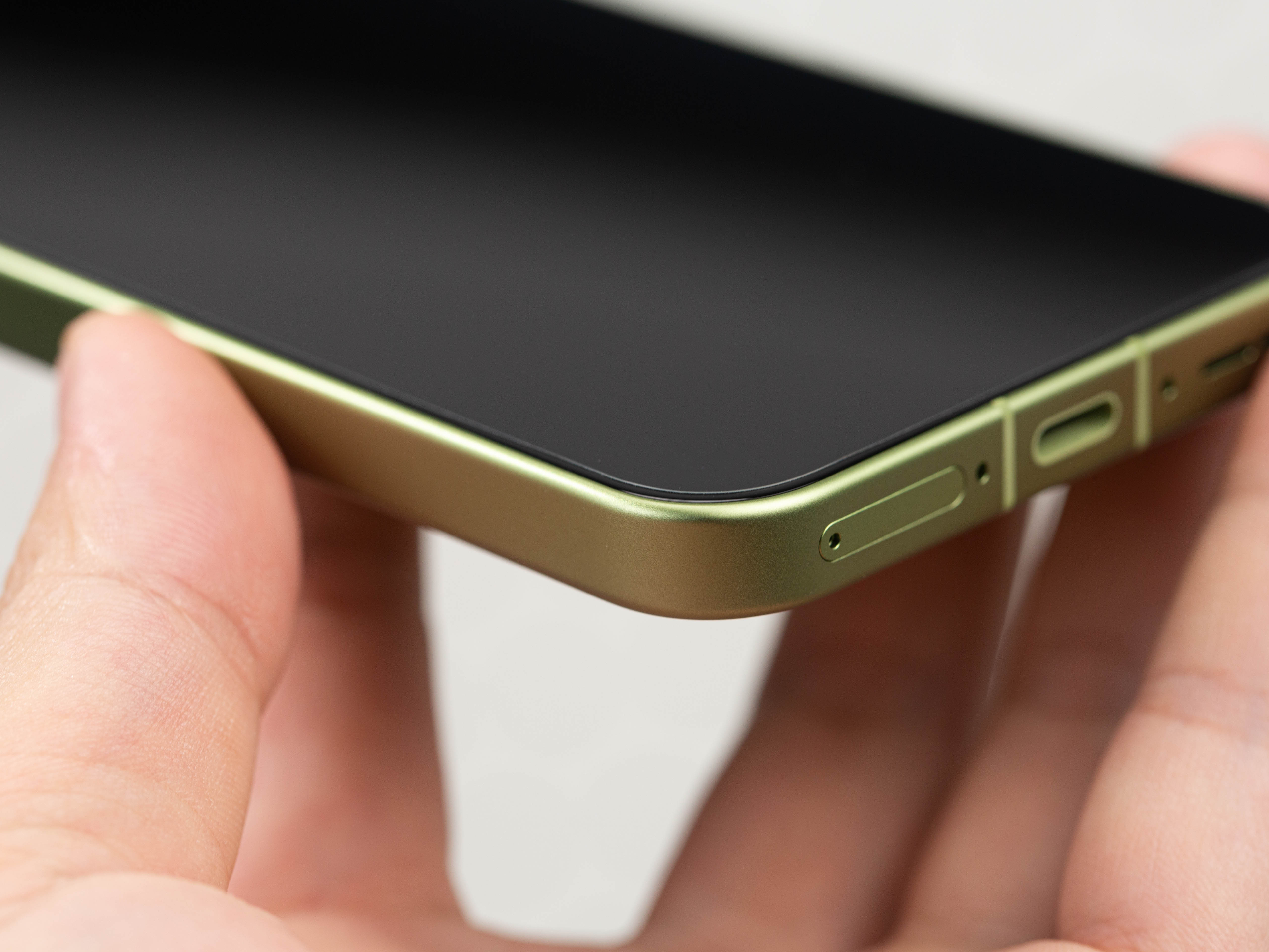 一加15T确实尺寸还可以，小小的，手感在线我手里的是松弛抹茶配色，还挺亮眼