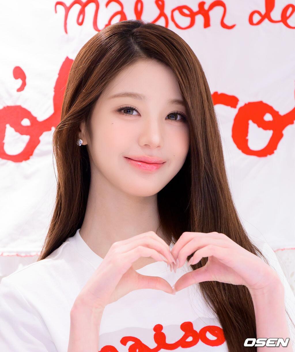 愚人节站姐团建【张元英】新闻图美成这样该怎么办才好…小图还以为身后的红字是权威…