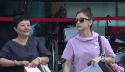 王子文医院出来步伐轻盈，素颜戴墨镜状态佳