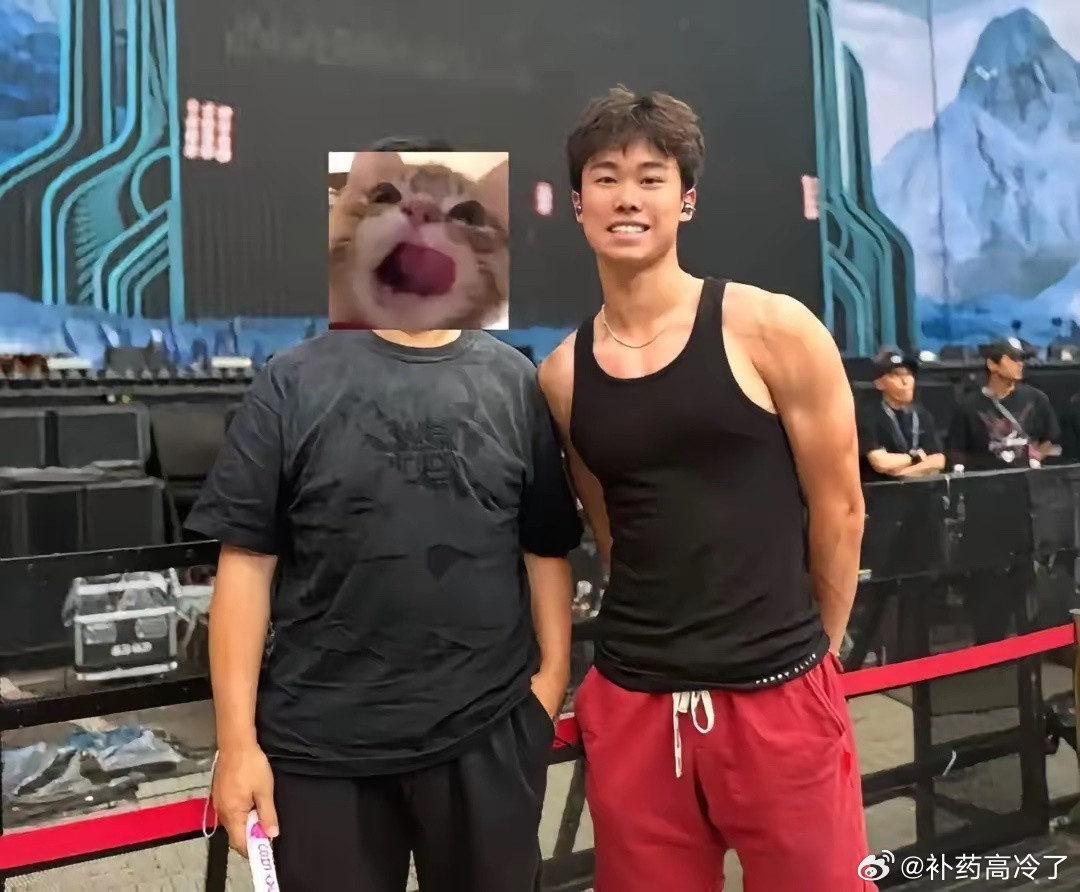 海清儿子蛋妞，又高又帅，母子俩犹如一个模子刻出来的，长得真是太像了！