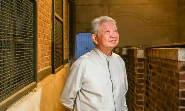 蔡澜有钱又潇洒。但很多人说他不孝，因为没有子女。实际上，蔡澜在自己的书里提起
