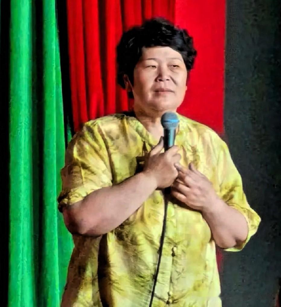 房主任塌房，早有预兆。朋友曾在脱口秀开放麦遇过她，当时她带着助理来观摩。她火