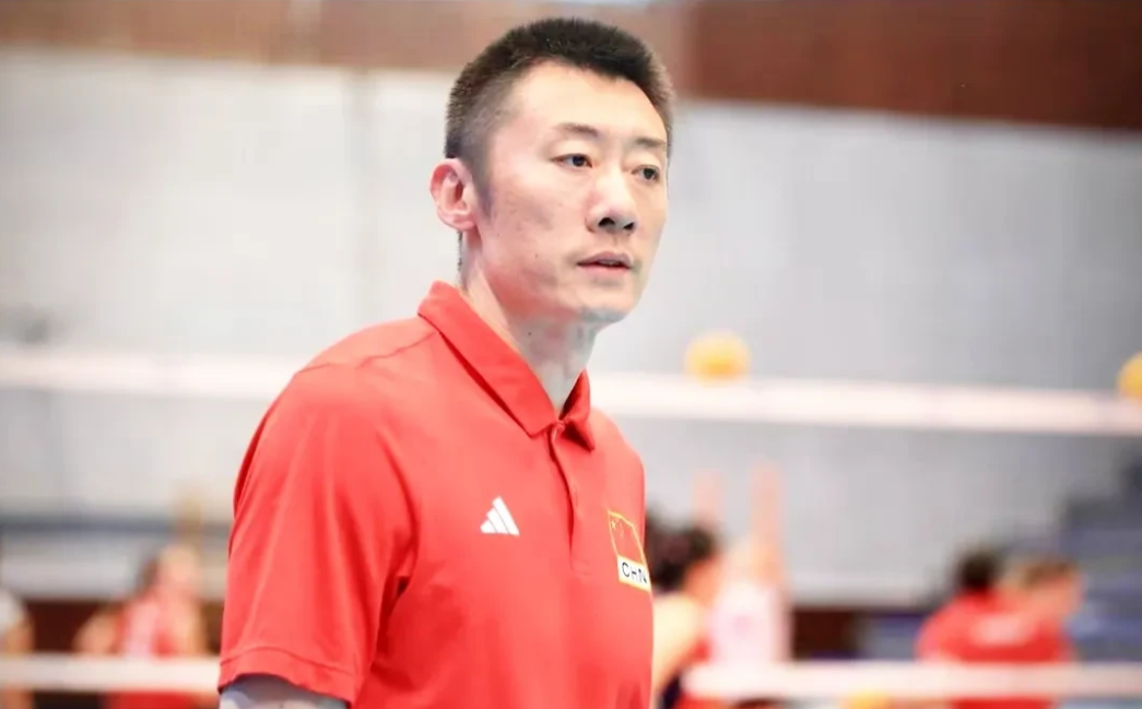 中国队又在大比分领先情况下，被塞队追平，反超以26比24拿下第三局，这两局都输在