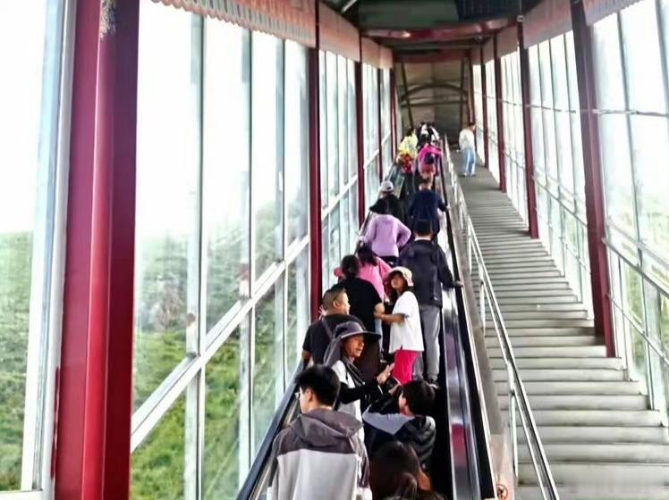登天边云梯瞰四川若尔盖九曲金湾乘“天边云梯”扶摇直上，俯瞰四川若尔盖黄河九曲，