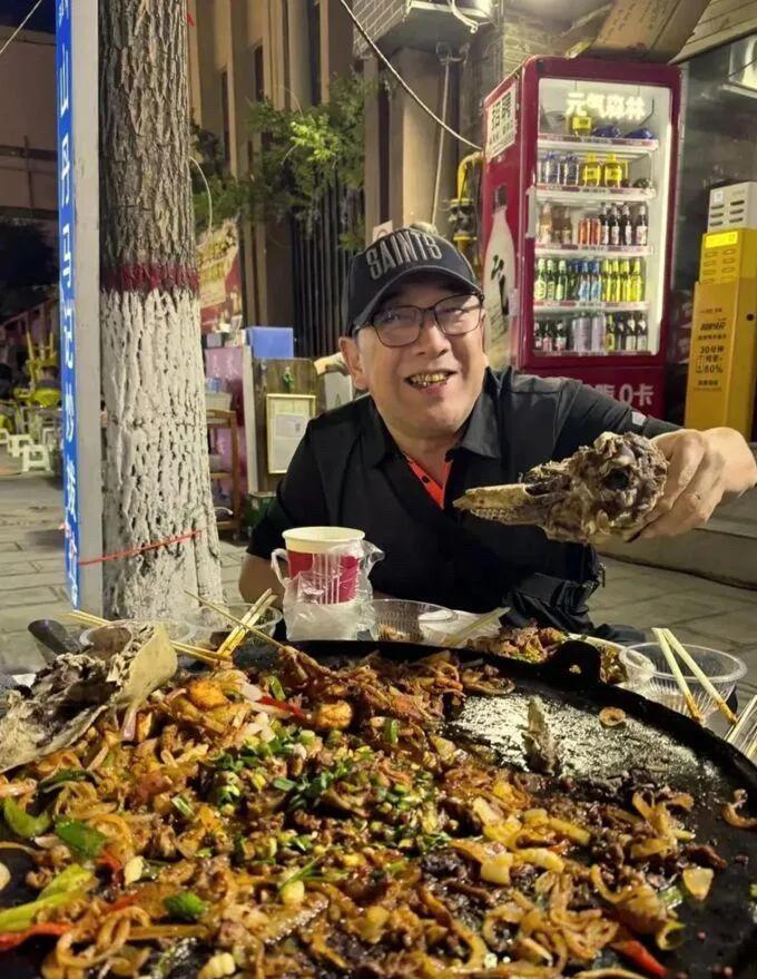 瞧一瞧，照片中这一位戴着帽子的主持人，你还能认得出来他是谁吗？他一个人坐在小餐馆