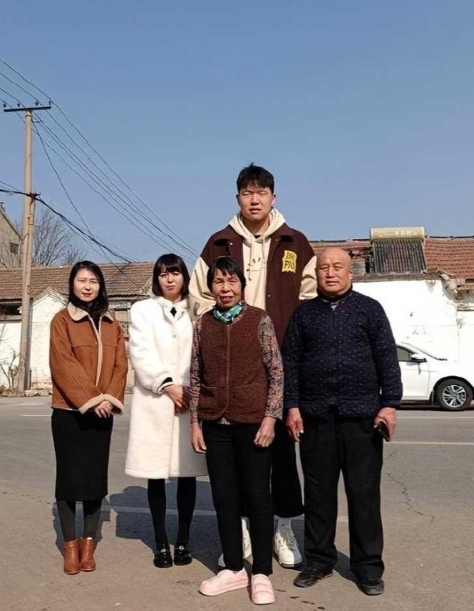 一个14岁的孩子被CBA俱乐部看中，他父母一家一家研究青训体系，问得最多的不是给多少钱，而是“会不会