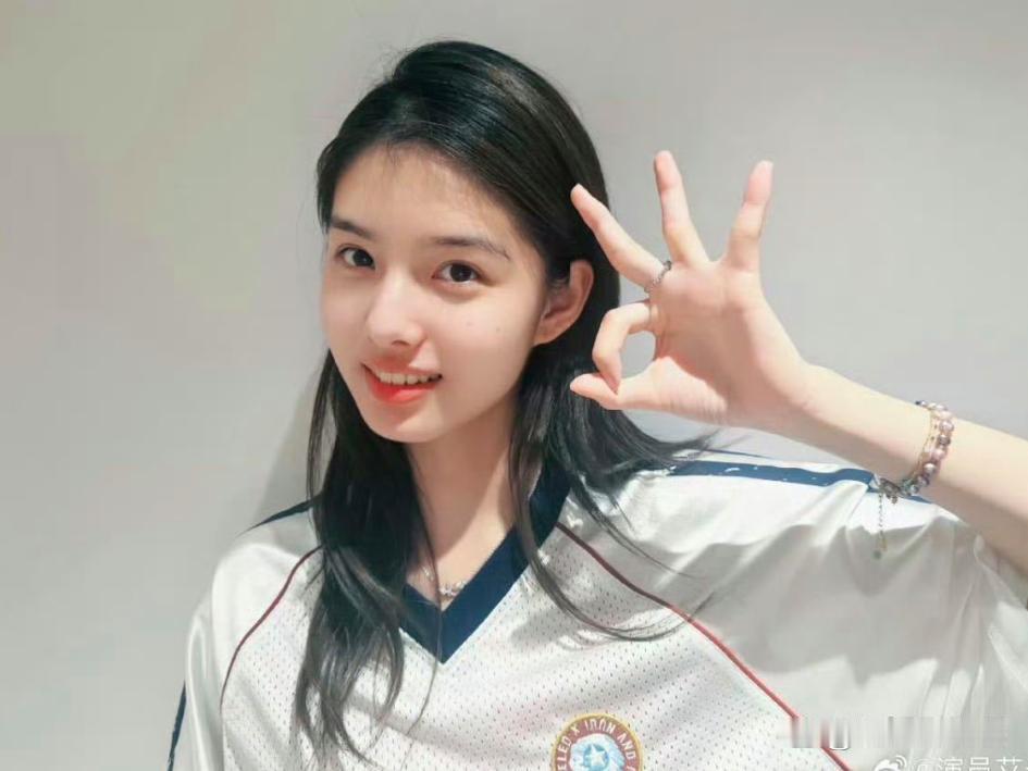1.工作人员会特意陪着黄景瑜参加饭局，若是拍到跟同剧组女艺人同框，也能有理有据的