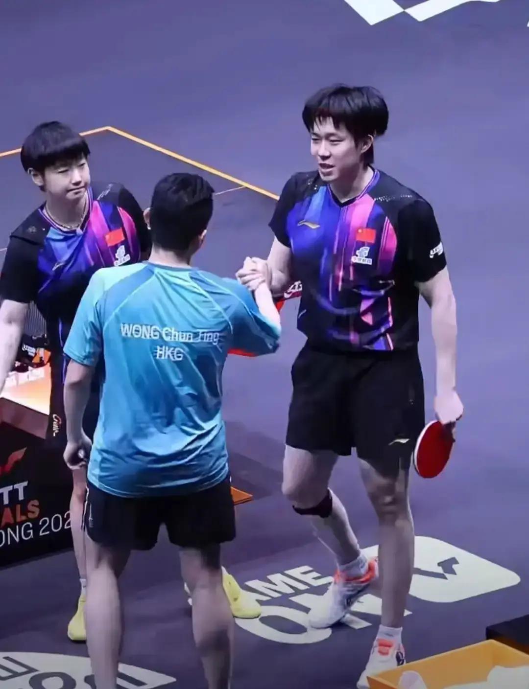 原来莎局出门也得跟搭档打声招呼啊。莎莎说要回去上训，手里抱着毛巾和水，连外