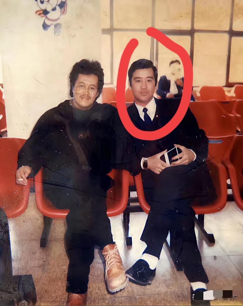 赵本山旁边是哪位大佬，有谁认识