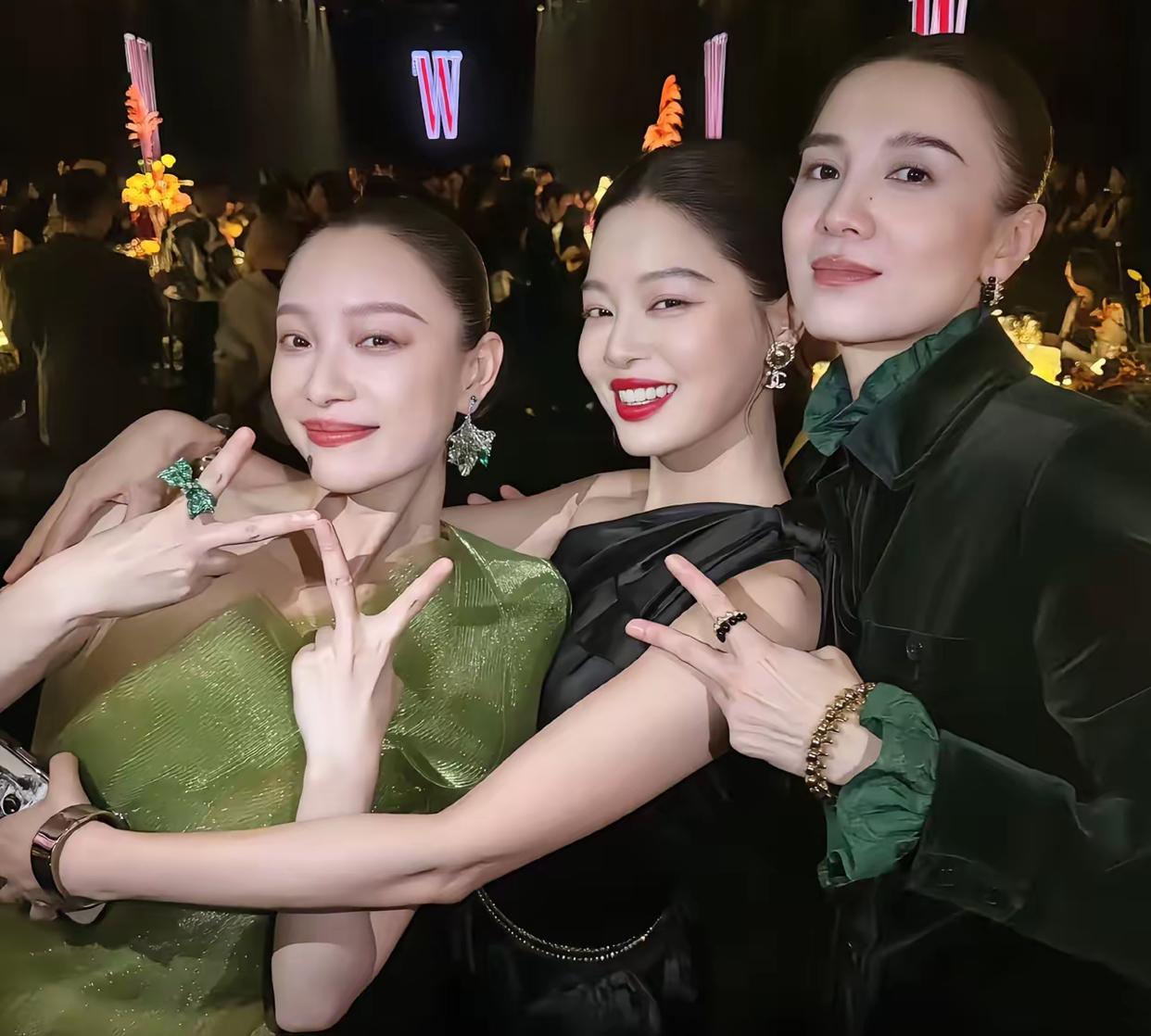 网友的这个发现挺有意思的，这仨人都没做美甲，全是光秃秃的手指清清爽爽干干净净