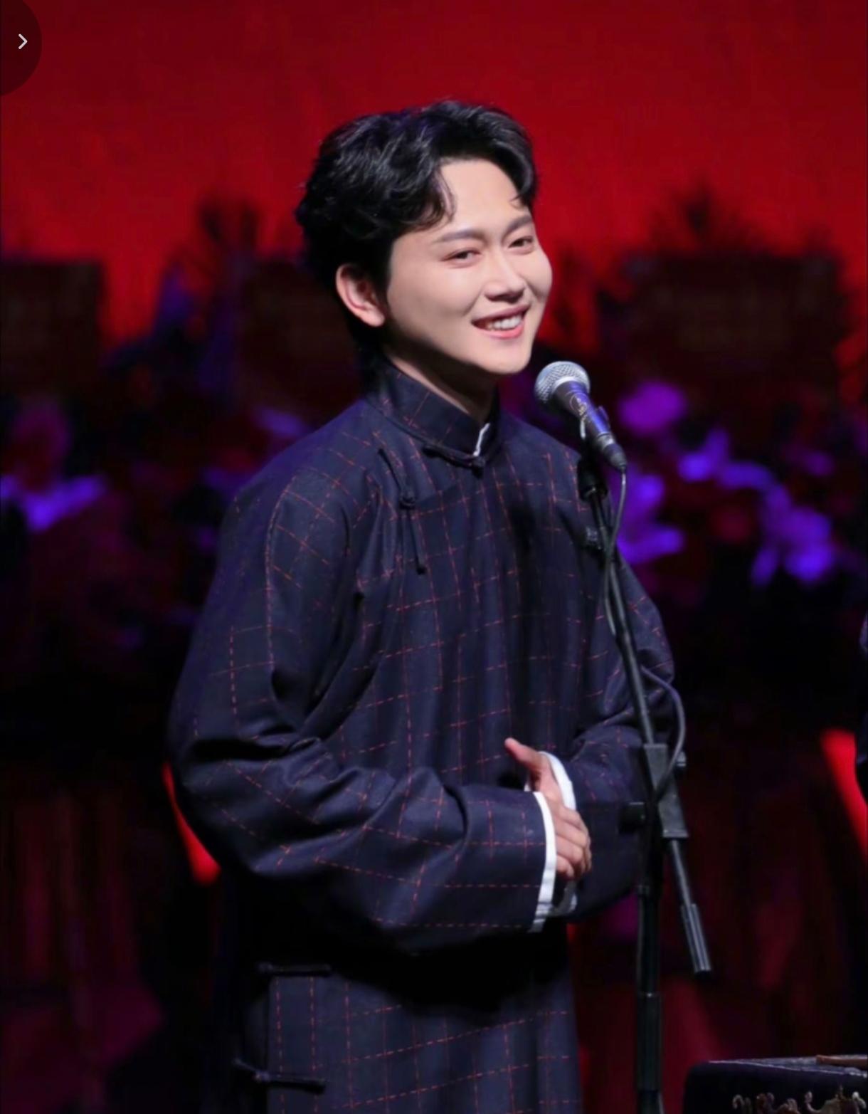 郭德纲的徒弟孟鹤堂为什么能够进吴京的镖人电影剧组？对孟鹤堂来说这是他的人脉，因为