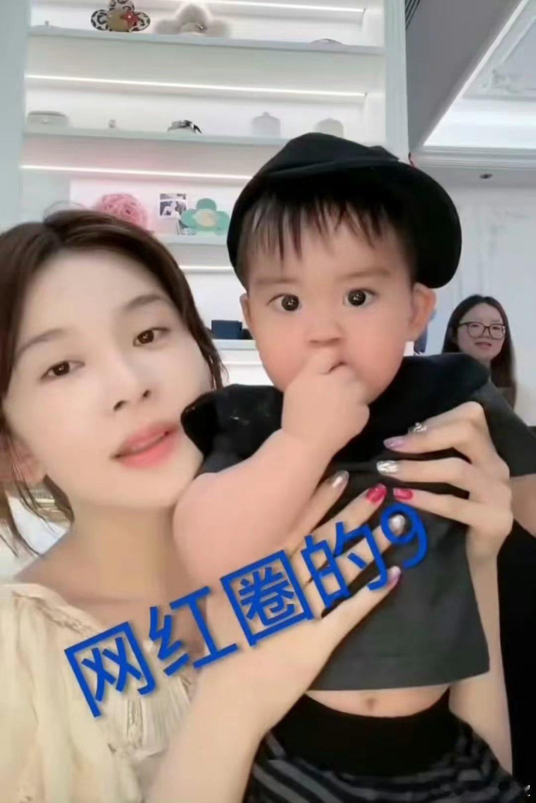 赵樱子这是要把身边所有人都拉出来上热搜吗？之前是经常和老搭档蒋毅同款，还在直播里