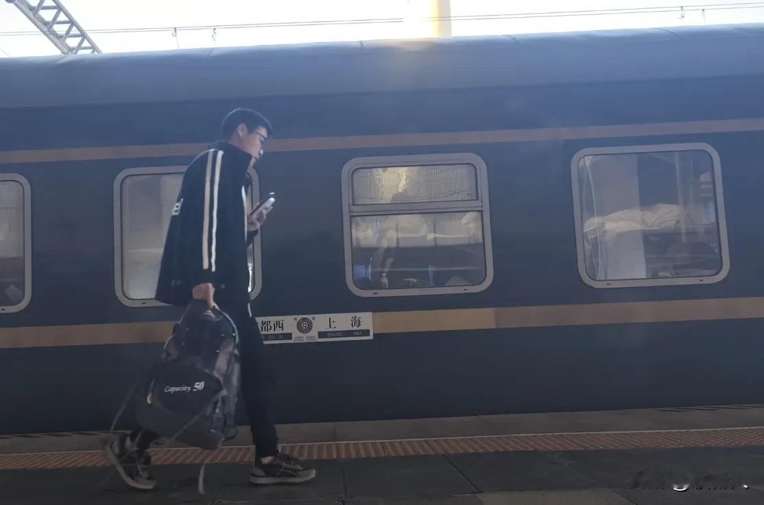 长途旅行平时你选择什么样的交通工具。是自己开车自驾还是每次都是坐飞机还是动车高铁