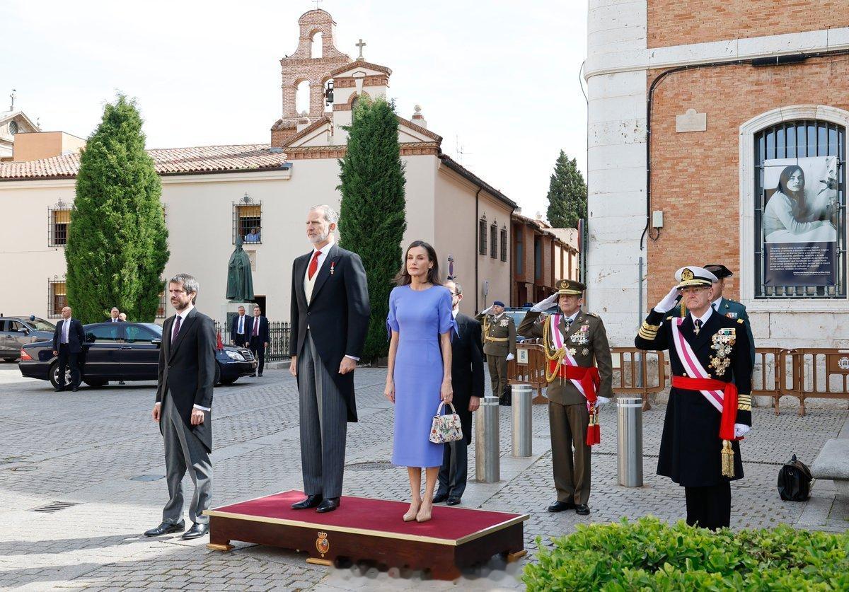 4.23西班牙国王菲利普六世和王后莱蒂齐亚出席塞万提斯奖颁奖礼，小莱裙子来自c
