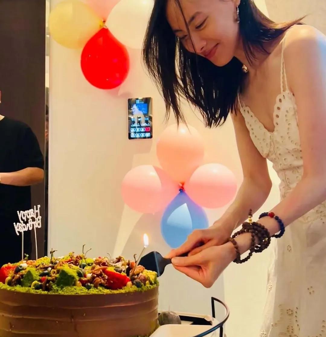 梁洛施晒出生日照片，红色玫瑰花肯定是男朋友送的啦！感觉这位女神谈恋爱都不怎么看重