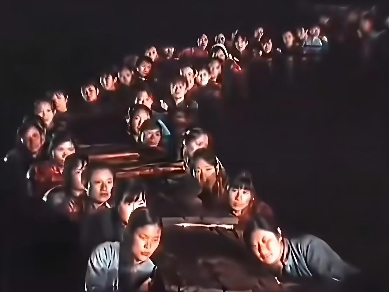 侄子问我项羽为啥宁死也不肯过江东？我拿出这张沂蒙女子火线桥的照片问他，你觉得哪