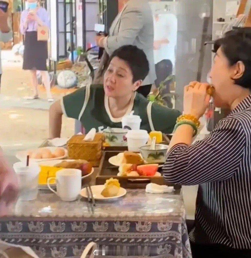 感觉赌王过世后，她的太太们才开始真正自己的生活。四太做了几十年梁安琪，现在终于可