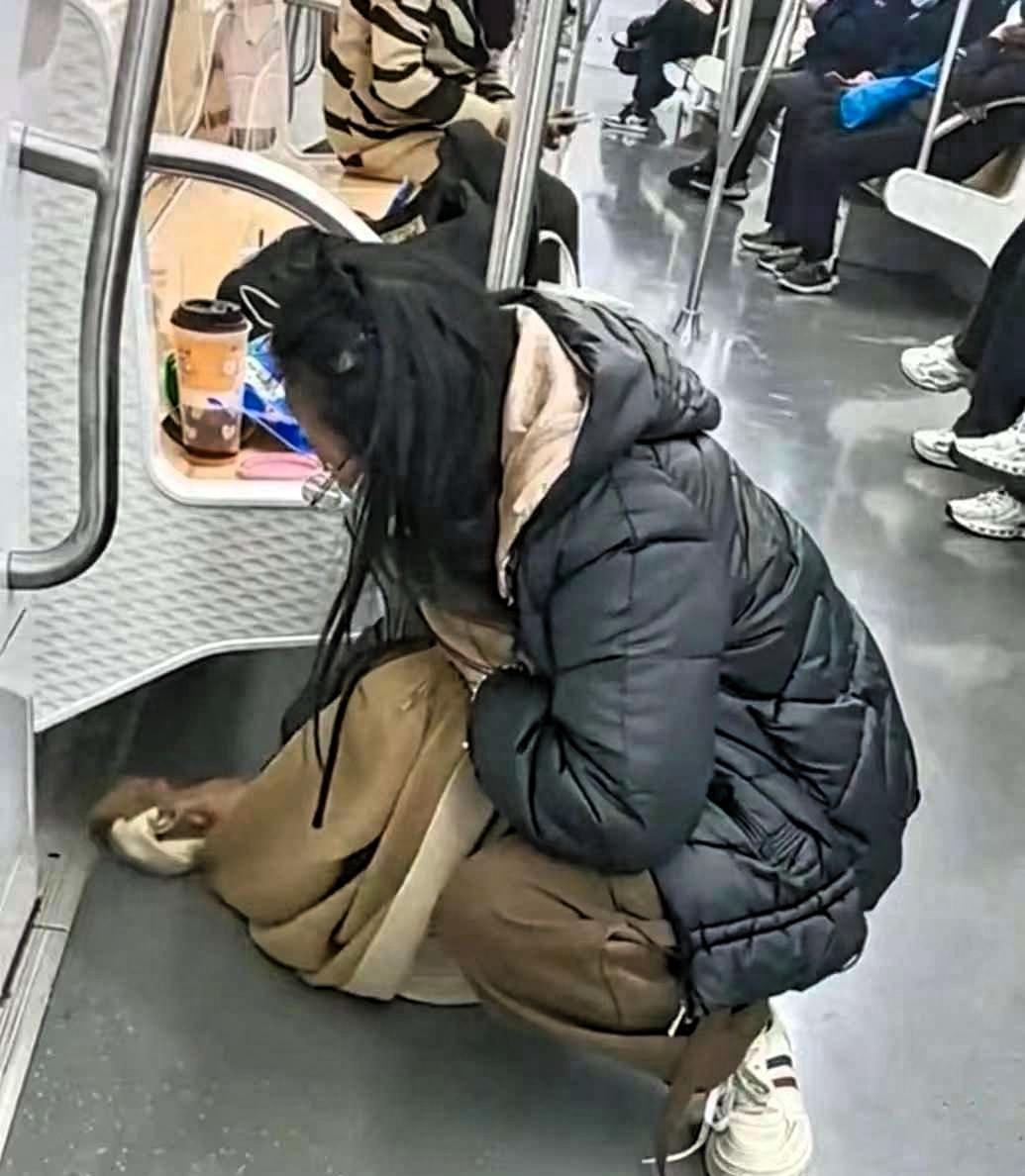 打死没想到，刚离职的地铁经理喝多了说：用围巾擦奶茶的女乘客，竟然让全公司连夜改了