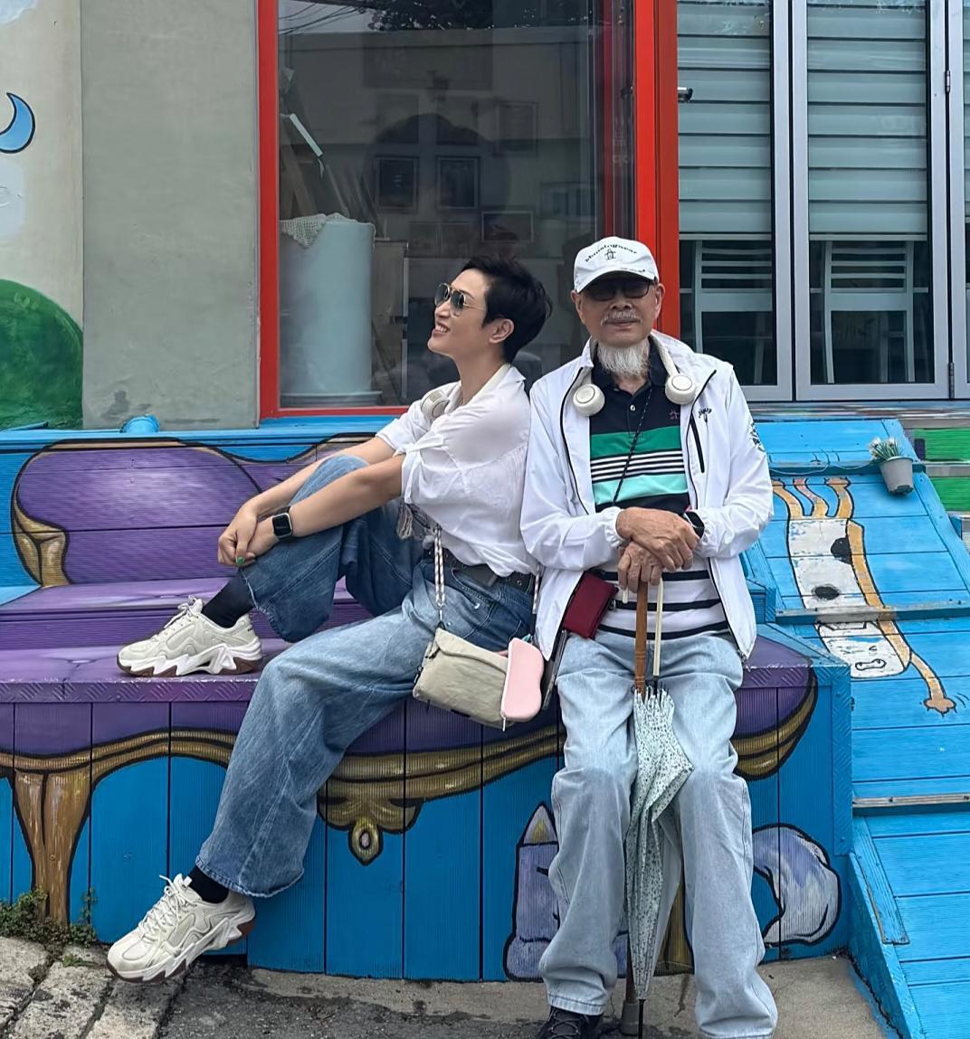 陈法蓉和90岁老父亲出去旅游，老爷子身子骨好硬朗，父女俩长得很像，而且都非常抗老