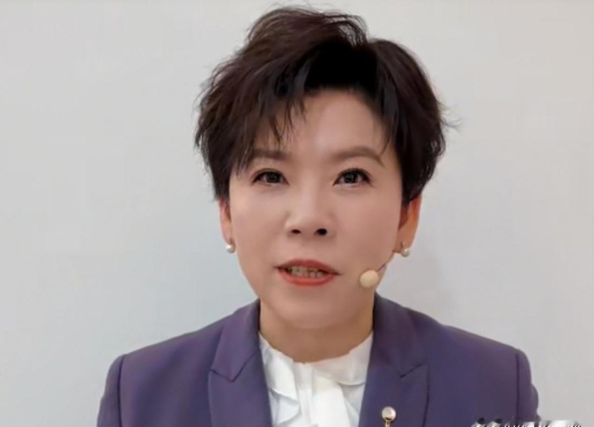 王曼昱一发球，孙颖莎就乱了阵脚。不是莎莎状态差，是王曼昱把比赛改成了自己的主场