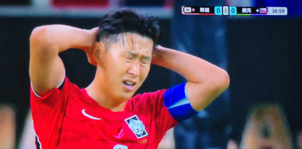 0-0！上半场太惨烈了！捷克队球员衣服都被撕烂了！韩国队与捷克队打完了上半场