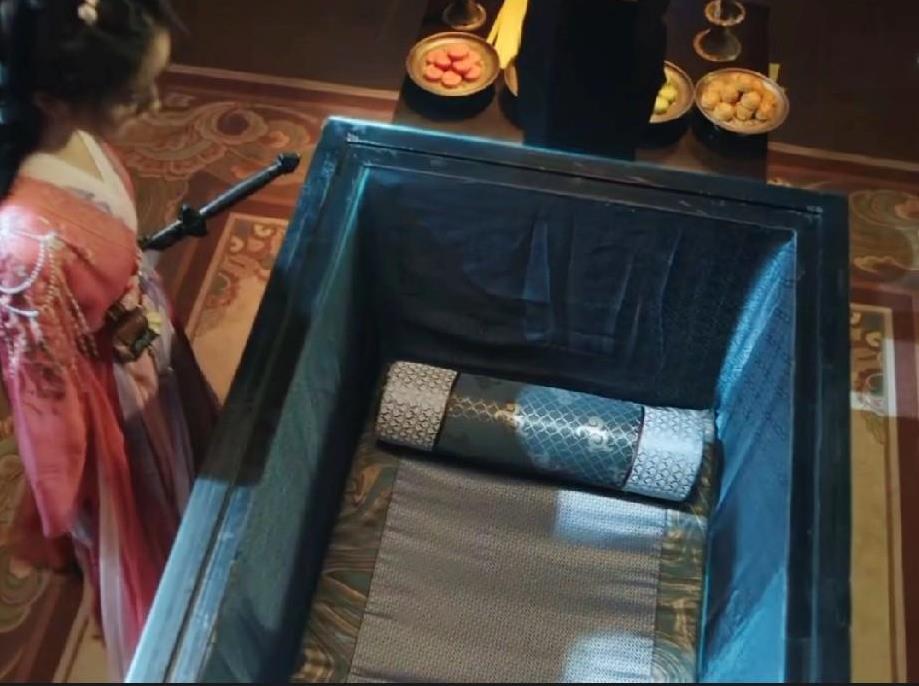 《赴山海》萧秋水究竟是被系统重启激活的还是被柳随风救回来的？？他明明躺在自家祠