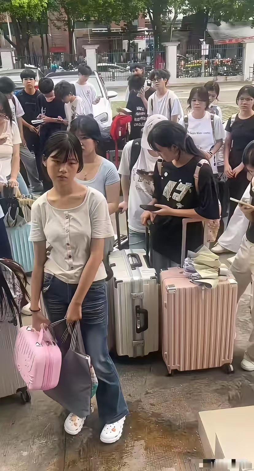 为什么她们眼里总是一副心事重重的样子，似乎少了年轻人的精气神！年轻人，应该有青春