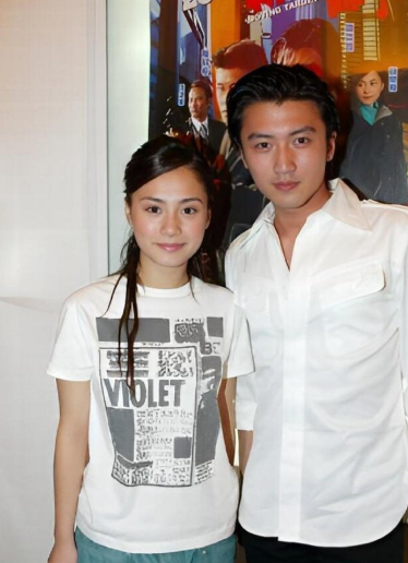 钟欣潼谢霆锋旧照，竟然很明显的看出男的比女的还漂亮[​​​