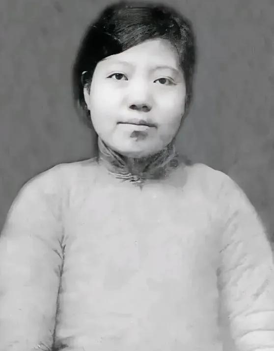 1948年，李青林被捕，在狱中，她宁死不屈，敌人见状，就叫来了叛徒指认，哪知李青