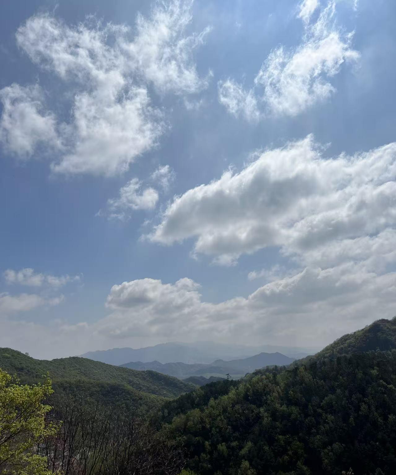 #上传一张你手机里天空的照片吧##山间好风光#登上山顶，眼前的景色让人心旷神怡