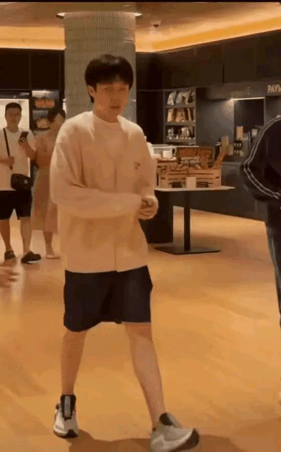 实锤了！王楚钦拒绝签名的小孩，也找孙颖莎签名过！按照以往的经验，大头一般不