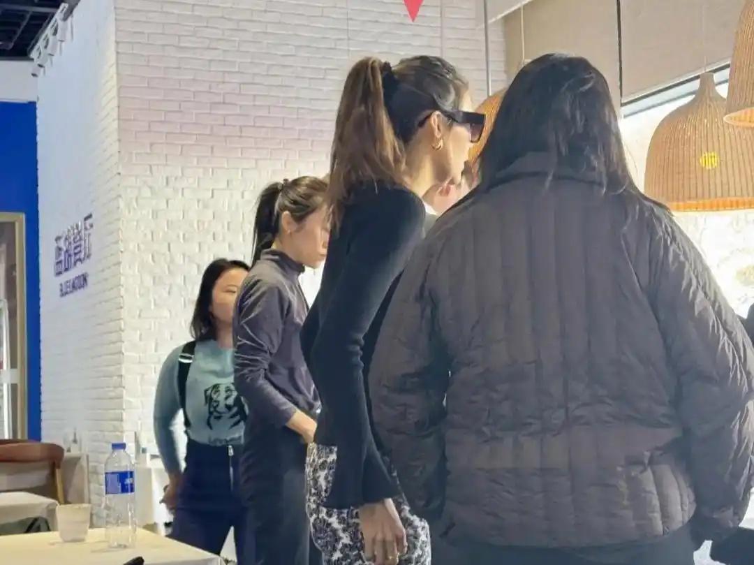 谷爱凌低调现身张家口餐厅，身着简约时尚穿搭展现身材与气质双重魅力，生图状态下的精