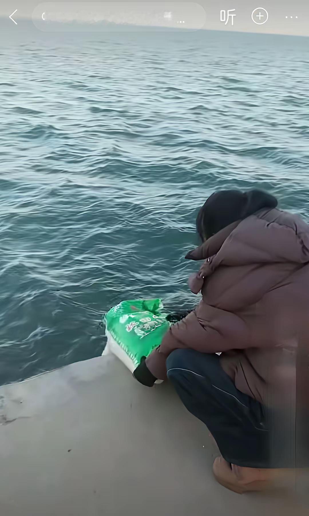 太荒唐愚昧了！这几天辽宁省有一帮人，他们打着所谓的放生旗号，将每袋20~40